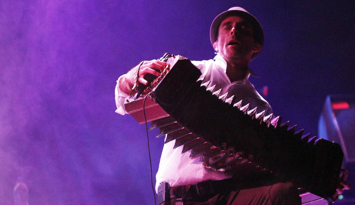 Martín Ferres es el bandoneonista de Bajofondo