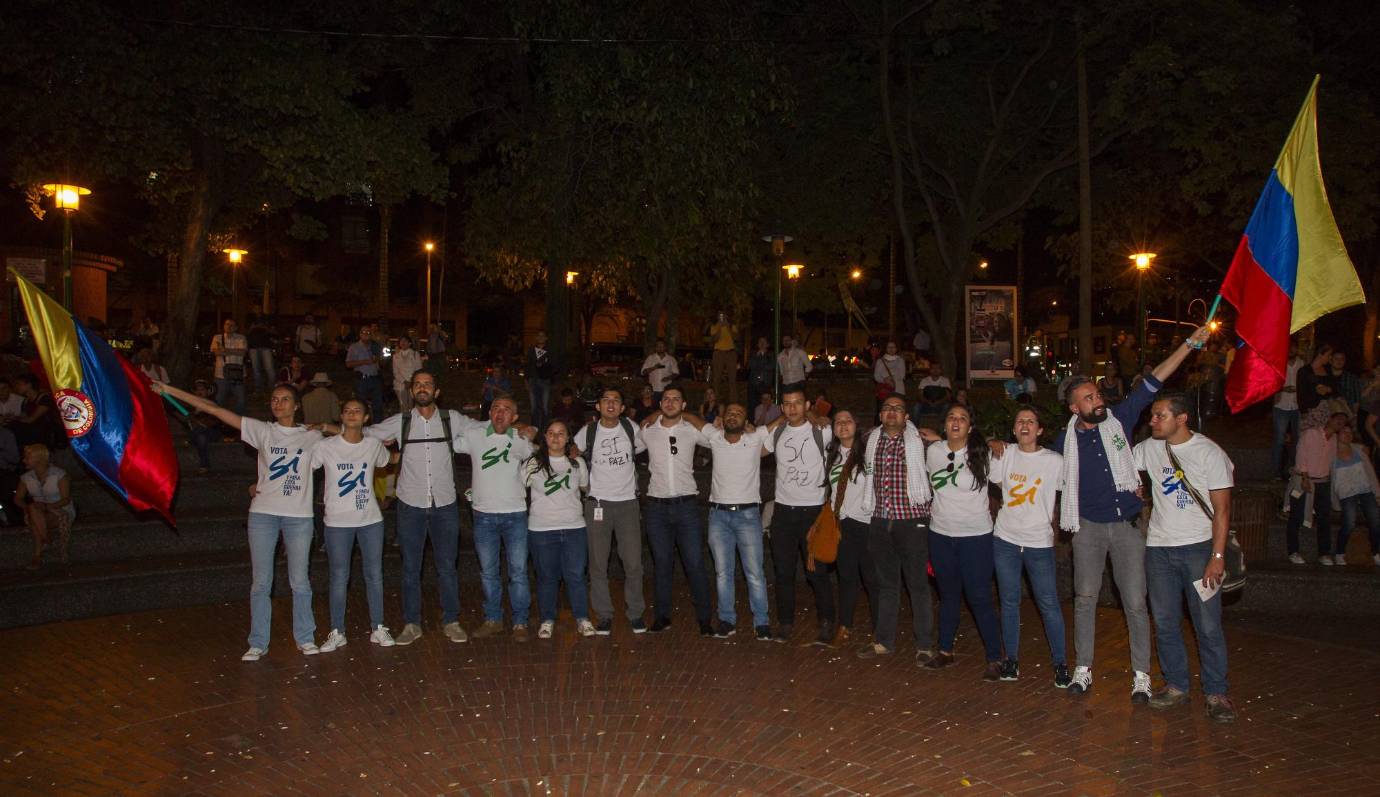 Cientos de personas se congregaron a las afueras del Teatro Pablo Tobón Uribe para presenciar la firma del acuerdo final que se celebró en Cartagena, entre el presidente Juan Manuel Santos y el comandante de las Farc, Rodrigo Londoño. FOTO JAIME PÉREZ