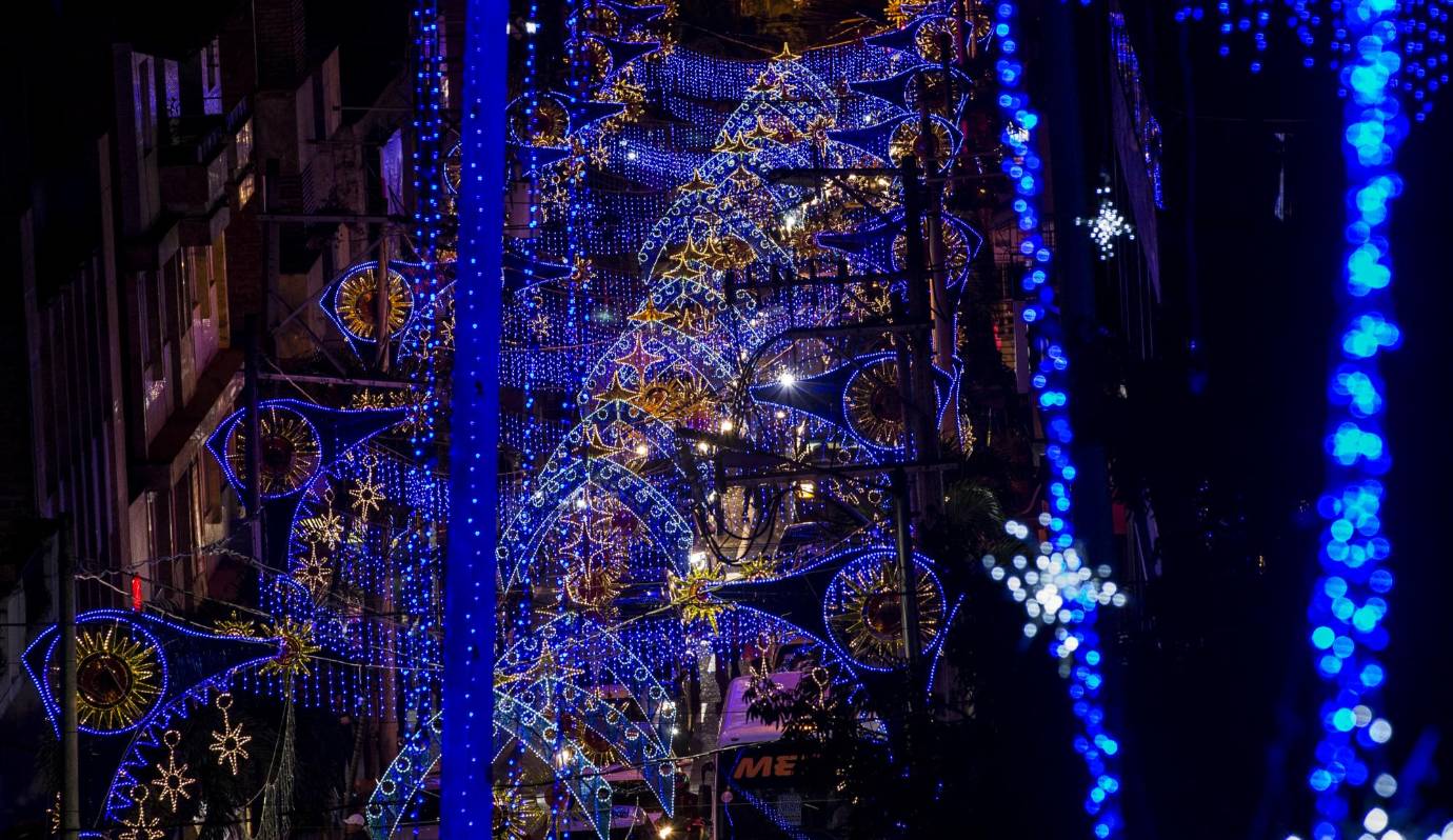 Como si el cielo estuviera más cerca, guirnaldas y mangueras de luces azules cubren el parque principal Marceliano Vélez de Envigado. FOTO: Jaime Pérez