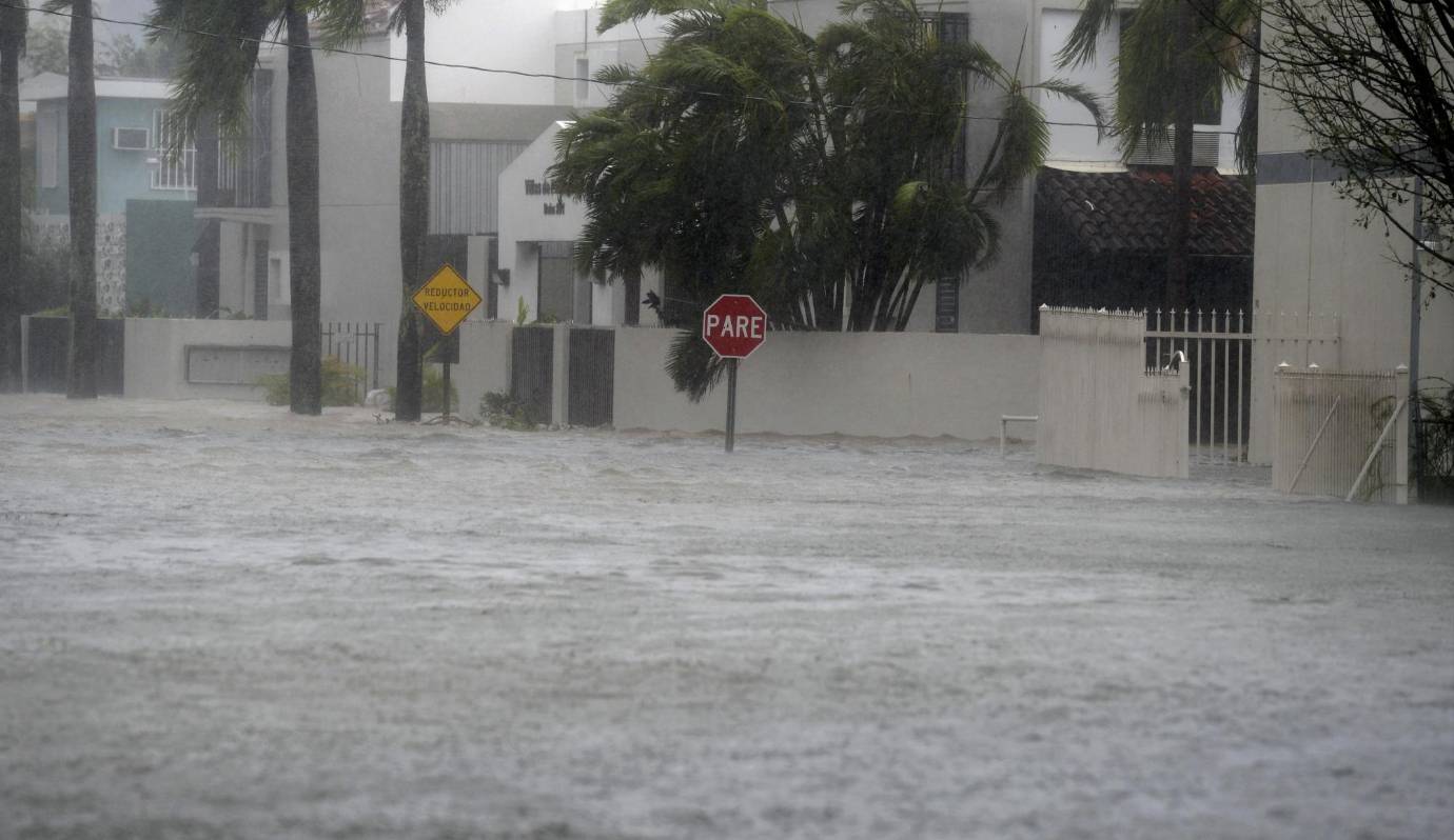 María entró en la mañana del lunes al sur de Puerto Rico como un huracán categoría 4 y vientos de 250 Km/hora y, a primera hora de la tarde, emergió por la costa norte rebajado a categoría 3 (185 Km/hora), según los boletines del Centro Nacional de Huracanes, con sede en Miami. FOTO EFE