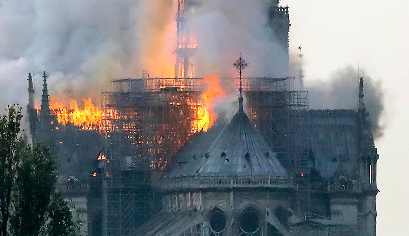 Un gran despliegue de bomberos trata de controlar las llamas, que salen sobre todo de la aguja central del templo, que es visitado por miles de personas cada día. FOTO AFP