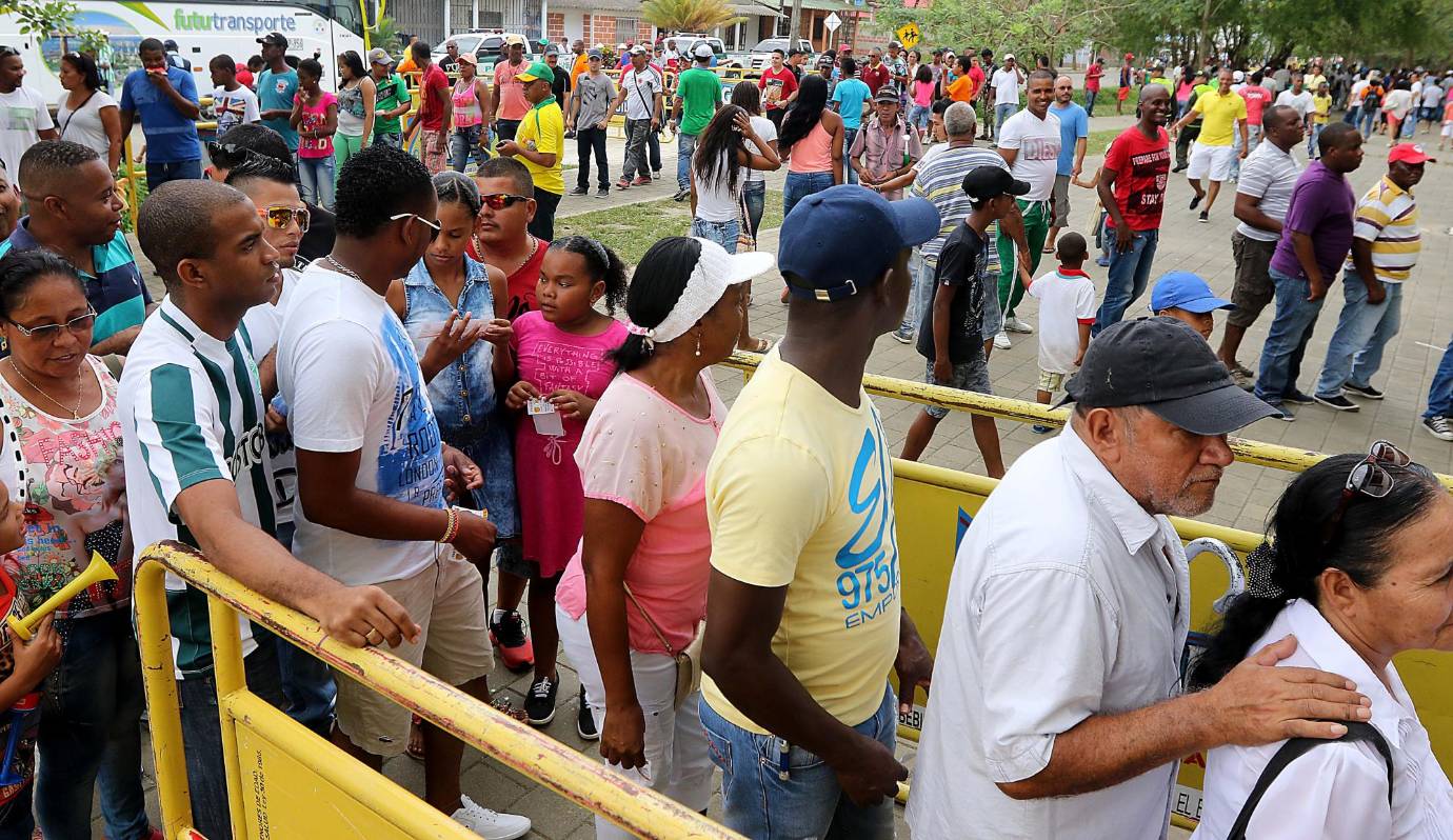 Cerca de 5000 aficionados llegaron al estadio de Turbo para el primer partido de fútbol profesional en Urabá. FOTO JULIO CÉSAR HERRERA