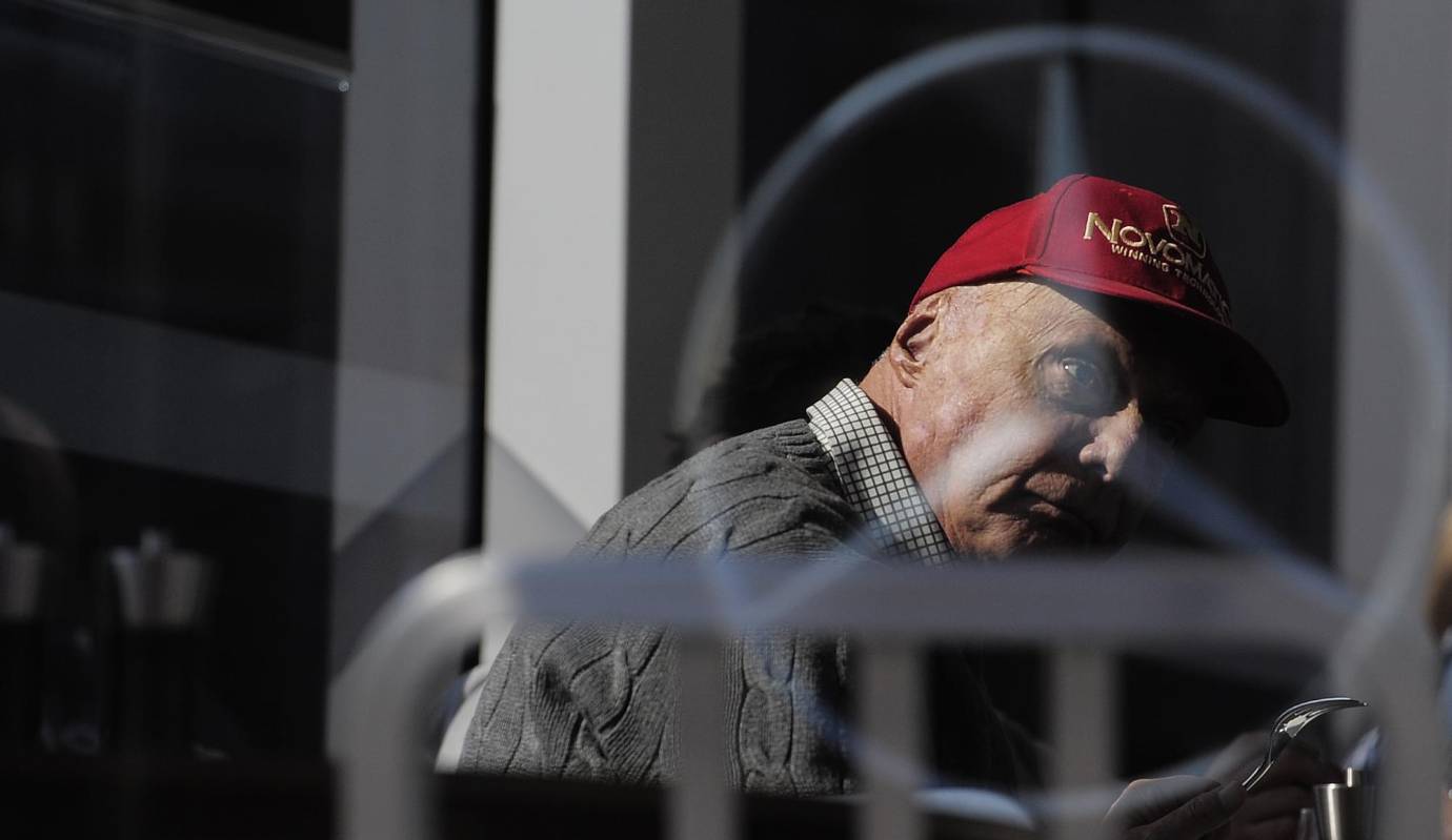 El expiloto austríaco de Fórmula Uno, Niki Lauda, durante las pruebas en el circuito de Barcelona-Cataluña. FOTO AP