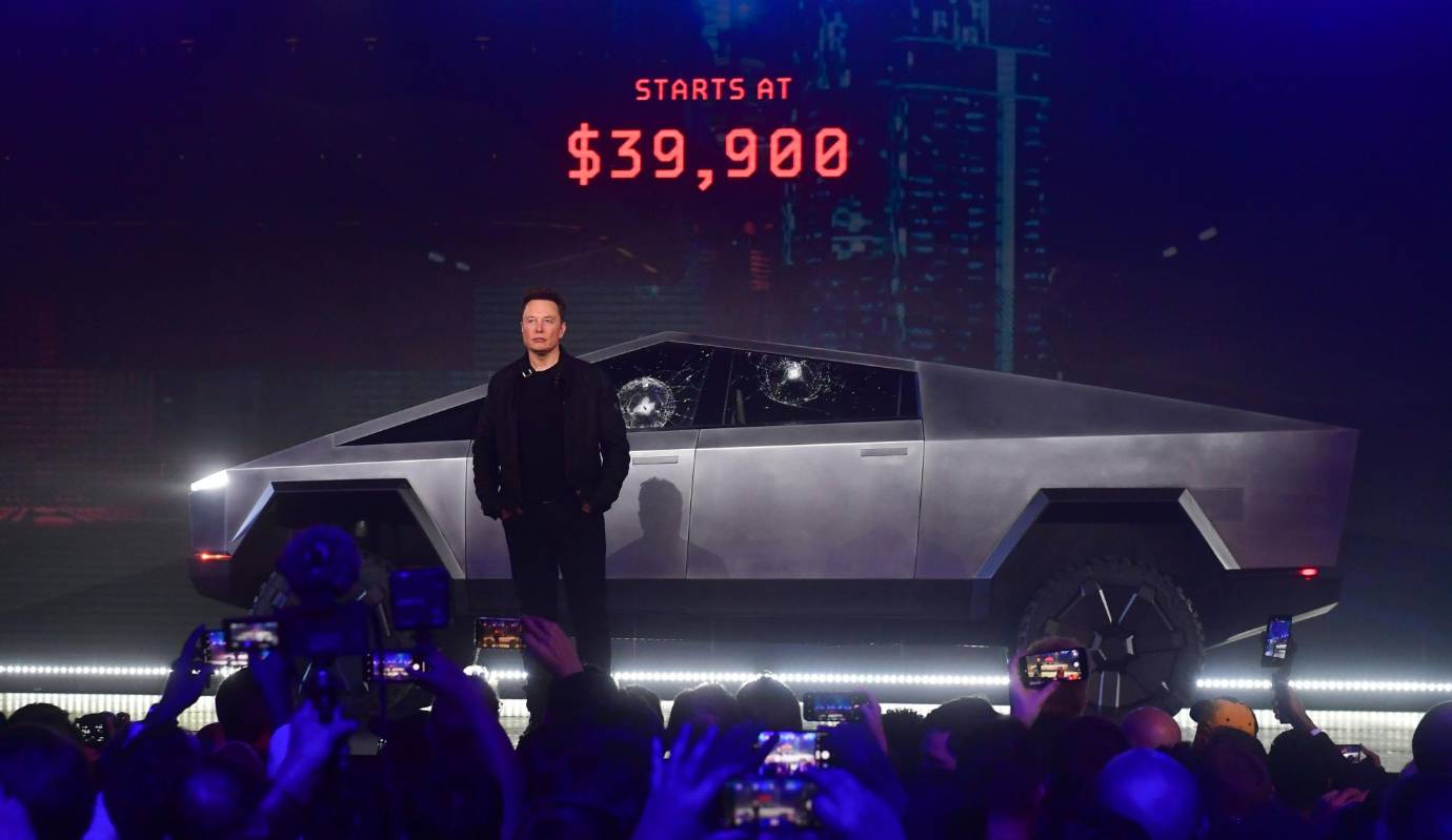 Durante el espectáculo, Musk pidió a un colaborador que lanzara una masa de acero contra los cristales del automóvil para probar su resistencia pero la ventana se agrietó. Un segundo intento en la segunda ventana acabó igual. Foto: AFP