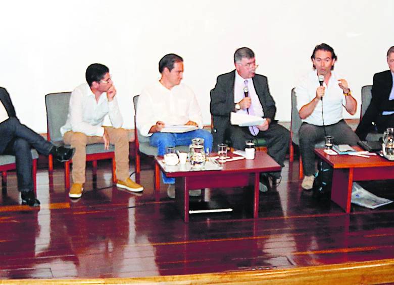 El foro fue organizado por Corpocentro en el Centro Colombo Americano. FOTO julio césar herrera