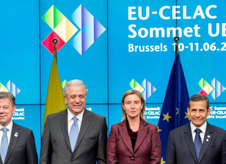 De izquierda a derecha, Holguín, Santos, Avramopoulos, Mogherini, Humala y Sánchez expresaron su optimismo tras suscribir los acuerdos en Bruselas. FOTO ap