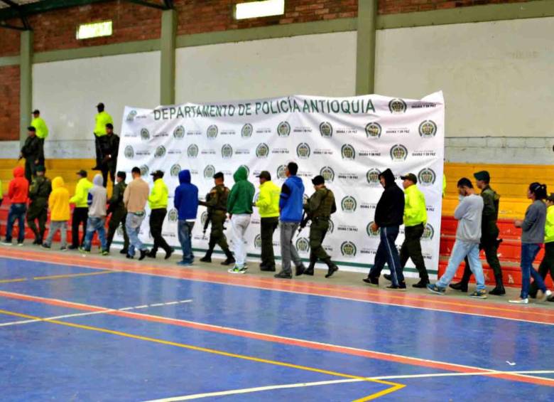 Grupo de las personas capturadas en los operativos contra el microtráfico en Suroeste y Oriente. Los inmuebles donde vendían las drogas serán objeto de extinción de dominio. FOTO cortesía policía