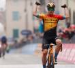 Jan Tratnik, del equipo de Bahrein, de Eslovenia, celebra mientras cruza la línea de meta para ganar en la 16a etapa de la carrera ciclista Giro d’Italia 2020 FOTO AFP