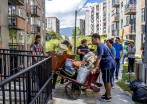 Después de deambular por distintos barrios de Medellín, la tranquilidad les llegó a 320 familias a las que se les entregaron apartamentos nuevos y propios en la ciudadela Nuevo Occidente, de San Cristóbal, que ya empezaron a habitarlos. FOTO juan antonio sánchez