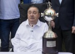 El técnico Luis Fernando Montoya recibió en septiembre de 2017 la réplica del trofeo de la Copa Libertadores que ganó con Once Caldas en el 2004. FOTO JUAN ANTONIO SÁNCHEZ