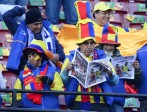Mientras empieza el partido, hinchas ecuatorianos aprovechan para leer los diarios. FOTO AFP