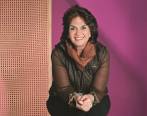 El equipaje de Alicia es el nombre del libro en el que la autora, gracias a conversaciones con amigos, abre su vida. FOTO cortesía JUAN ANTONIO MONSALVE