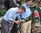 En julio de 2013, 30 miembros del Eln se desmovilizaron en Valle. Santos los recibió. FOTO archivo.