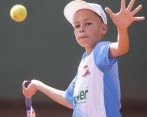 A sus once años Daniel Restrepo vive feliz con el tenis de campo, pero quiere complementar su vida practicando música, que es su otra pasión. Le falta la guitarra. FOTO manuel saldarriaga 