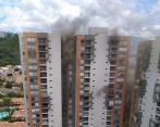 El incendio en un shut de basuras de un edificio de San Germán fue atendido por dos máquinas de bomberos. FOTO: CORTESÍA