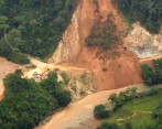 Organismos de socorro están en la vía Tadó-Pereira coordinando la remoción de tierra. La ruta ya fue habilitada. FOTO cortesía