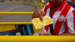 En anhelo de conseguir una boleta para ver a Colombia en Barranquilla ocasionó varios desmanes y filas de gente que se apostaba afuera de las taquillas con días de antelación. FOTO colprensa