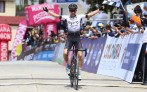 El antioqueño Alexánder Gil celebra su victoria en la segunda etapa de la Vuelta a Colombia. FOTO CORTESÍA FCC