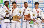 Yuri, tercera de izquierda a derecha, sonríe por conseguir su sexta medalla en los mundiales de judo. Esta vez fue un bronce (70 kg) que la motiva en su camino a los Juegos Olímpicos. FOTO afp
