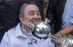 Este es el momento en el que el técnico Luis Fernando Montoya besa la réplica de la Copa Libertadores que ganó con Once Caldas en 2004. FOTO juan antonio sánchez