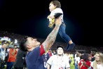 Germán Cano no solo celebró su gol, el título, la medalla y la Copa. Lo hizo también con su hijo Lorenzo. FOTO juan a. sánchez 