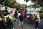 En octubre de 2018, un centenar de deportistas y entrenadores protestaron en Indeportes por las presuntas irregularidades administrativas. FOTO MANUEL SALDARRIAGA