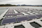 Se estima que los 368 paneles solares flotantes de EPM en Guatapé podrían producir 145 megavatios hora (MWh) al año, equivalentes al consumo energético de 40 casas. FOTO ESTEBAN VANEGAS