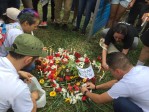 Mauricio Ospina fue asesinado el jueves en la noche dentro de un bar en Laureles. Este domingo sus amigos lo recuerdan con flores y mensajes de cariño. FOTO EDWIN BUSTAMANTE