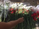 Mauricio Ospina fue asesinado el jueves en la noche dentro de un bar en Laureles. Este domingo sus amigos lo recuerdan con flores y mensajes de cariño. FOTO EDWIN BUSTAMANTE