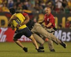 Uno de los asistentes al partido de semifinales en Chicago saltó a la cancha durante el final del juego Colombia- Chile. FOTO AFP