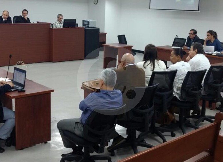 La audiencia en la que se le negó la libertad a Yamit García (verde a la derecha) se hizo en la sede del tribunal. FOTO RICARDO MONSALVE