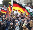 Esta es la imagen de una movilización de derecha que se realizó en Berlín para conmemorar el Día de la Unidad Alemania. También hubo marchas de izquierda y neonazis. FOTO<b><span style=text-transform:uppercase> EFE</span></b>
