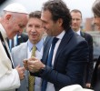 Federico Gutiérrez entregándole la piedrita al Papa Francisco. FOTO CORTESÍA ALCALDÍA