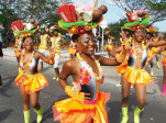 El desfile dominical del Carnaval de La 44, estuvo lleno de muchas cumbiambas, comparsas y disfraces de todos los colores y gustos. FOTO COLPRENSA