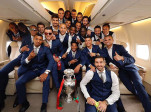 A bordo del ‘Eusebio’, avión bautizado en honor al mítico futbolista portugués fallecido en 2014, la Selección de Portugal viajó a Lisboa. FOTO AFP