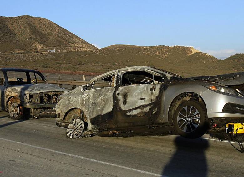 Un incendio de vegetación alcanzó la autopista en el Puerto del Cajón, en el sur de California (Estados Unidos). FOTO REUTERS