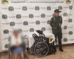 Adulta mayor fue capturada con droga en su silla de ruedas cuando pretendía viajar a España. FOTO CORTESÍA POLICÍA
