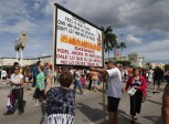 Las celebraciones se convirtieron en una fiesta callejera con altoparlantes improvisados que a todo volumen pasaban “Guantanamera” y “Ya vienen llegando”, canción de Willy Chirino. FOTO AFP