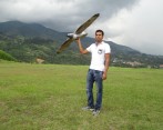 Álex López Ríos sostiene en su mano el aerohalcón, un dron que creó para ahuyentar pájaros en terminales aéreas. La versión más completa tiene un valor comercial de 4.700 dólares. FOTO CORTESÍA