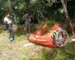 La canastilla que cuelga del helicóptero, llamada bambi bucket, fue a parar a una zona despoblada. FOTO CORTESÍA GUARDIANES ANTIOQUIA