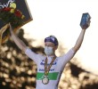 El irlandés Sam Bennett celebra en el podio después de ganar la etapa 21 del Tour de Francia. FOTO AFP