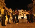 Mujeres con agentes de policía en la ciudad de Cartagena. FOTO ARCHIVO MANUEL SALDARRIAGA