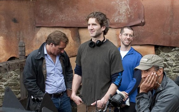 David Benioff (con audífonos) y D.B. Weiss (de azul) en medio de las grabaciones de las primeras temporadas de Game of Thrones. FOTO Cortesía HBO