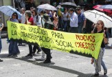 Los maestros en Medellín hicieron, durante la marcha, un plantón en las instalaciones de Redvital, operador de salud de los maestros, y reclamaron mejoras en el servicio. Este viernes volverán a clase. FOTO: Róbinson Sáenz