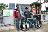 Antes de tomar la partida en la última etapa de la competencia, Camargo, nacido en Boyacá, compartió con sus padres y otros familiares. FOTO @luisenciclismo