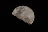 La súper luna es fotografiada mientras se eleva detrás del cerro El Ávila en el cielo de Caracas, Venezuela. Foto: AFP