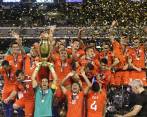 Los fallos del árbitro y la caída con Messi hacen parte de los recuerdos de esta histórica final. FOTO AFP