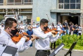 La tercera jornada de la música por la vida de la orquesta filarmónica, llegó al sector de la salud en el Hospital Pablo Tobón Uribe y el San Vicente Fundación. FOTO . Juan Antonio Sánchez.
