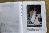  Luz Elena Galeano, en un ejercicio personal de memoria, lleva los recuerdos con su esposo en un cuaderno. Foto: Donaldo Zuluaga.