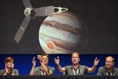Diane Brown, directora ejecutiva del programa Juno de la Nasa; Scott Bolton, investigador principal de Juno; Rick Nybakken, director del proyecto y Guy Beutelschies celebran la llegada de la sonda a la órbita del gigante gaseoso. FOTO AFP
